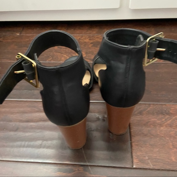 Black heels - Picture 3 of 5